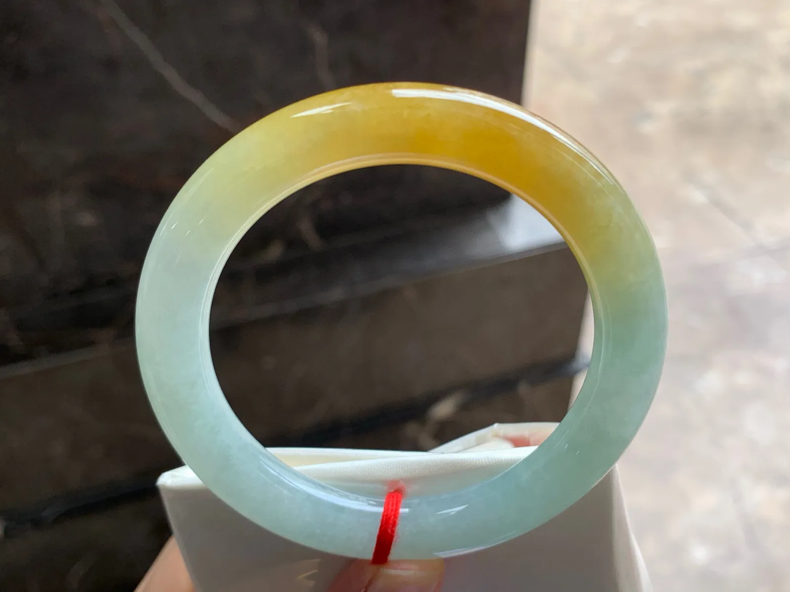 56.5-9.5-10.4

黄翡圆条手镯^_^颜色浓郁 鲜艳 起光细腻