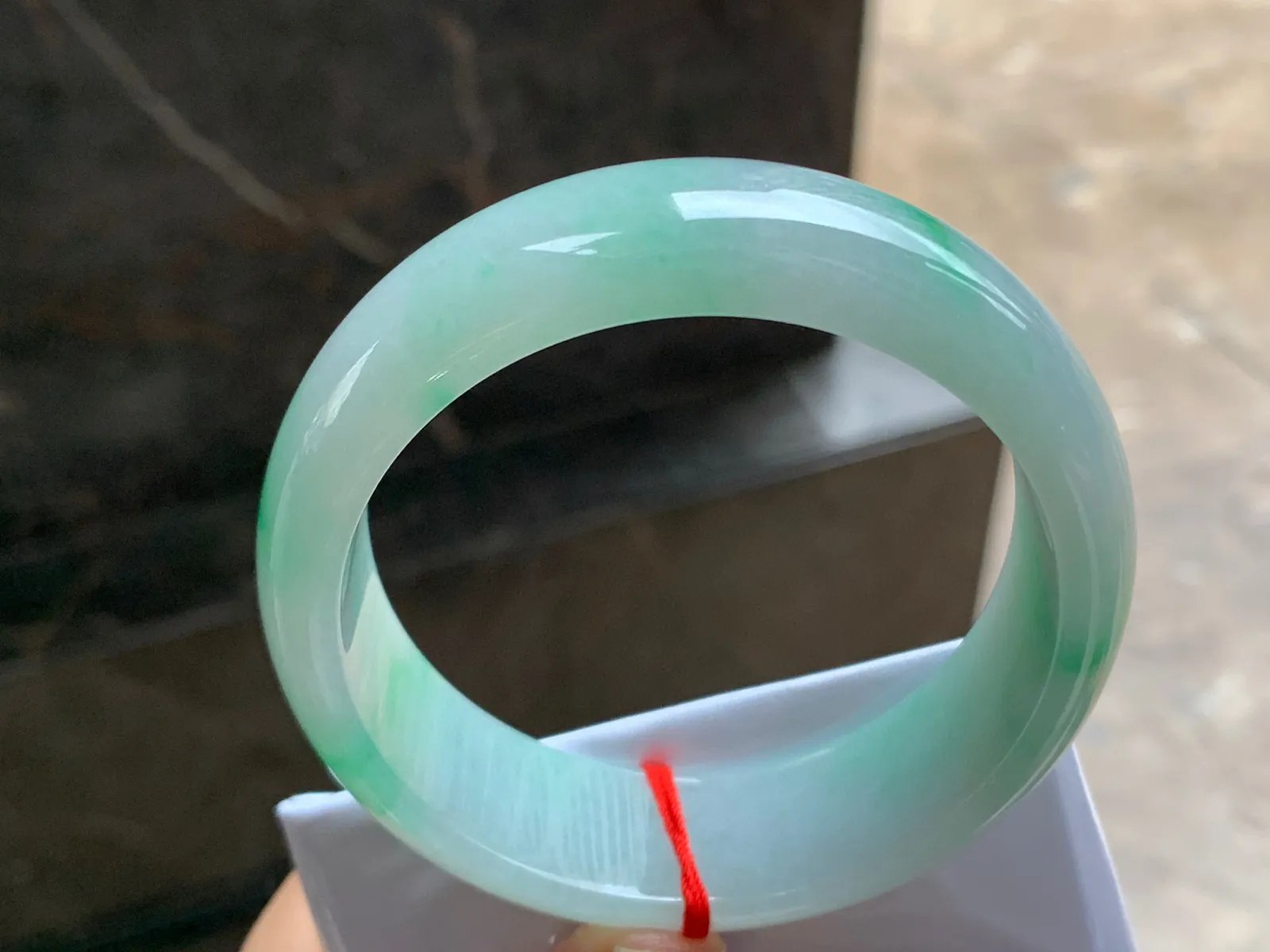 58-19-8.2

带色宽版手镯^_^玉质温润 肉质细腻 色阳