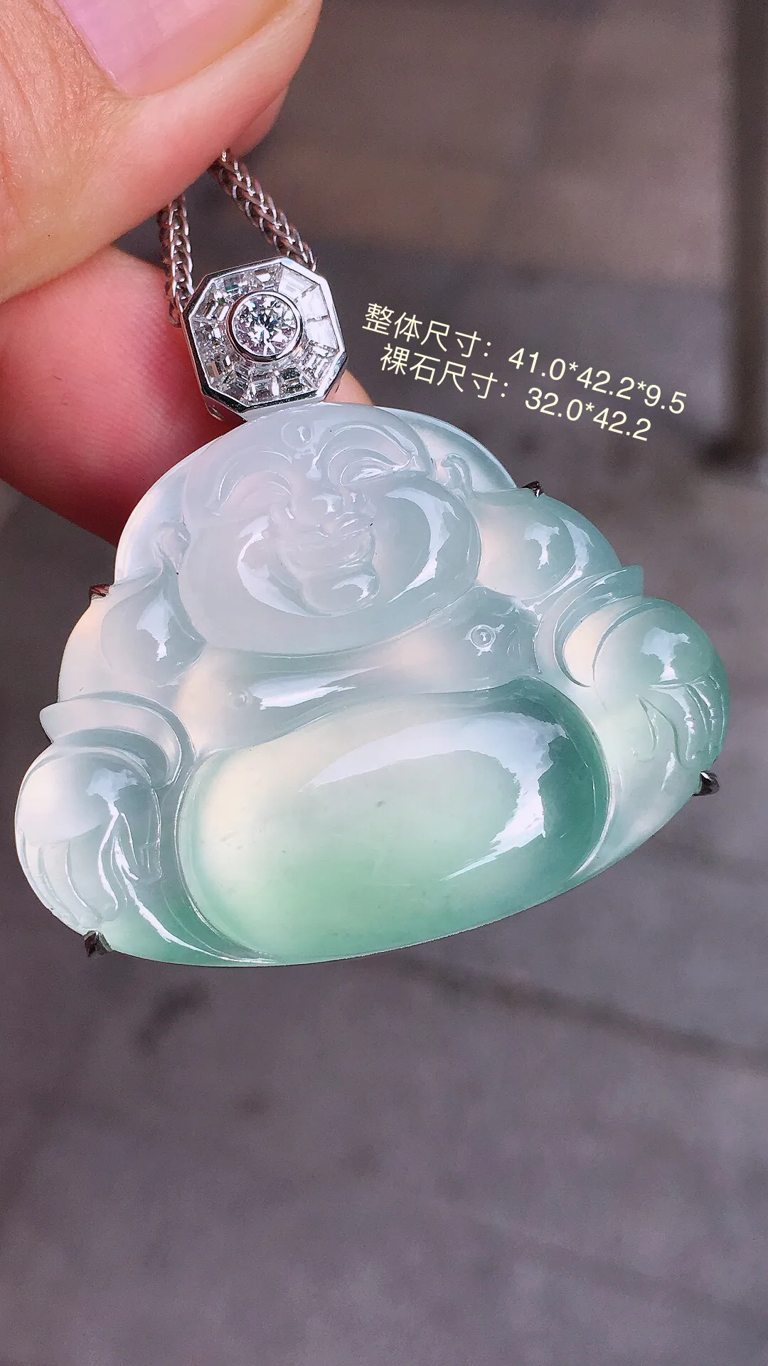 冰种平安扣吊坠，玉质细腻，荧光感超
强，饱满圆润，气质满满。18k
金豪华镶嵌