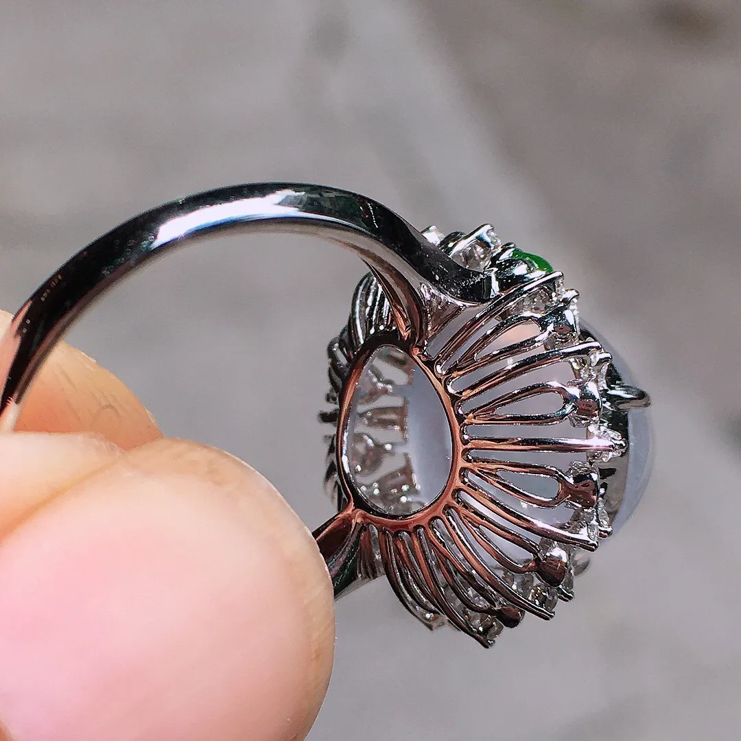 冰种蛋面戒指，玉质细腻，荧光感超
强，饱满圆润，气质满满。18k
金豪华镶嵌