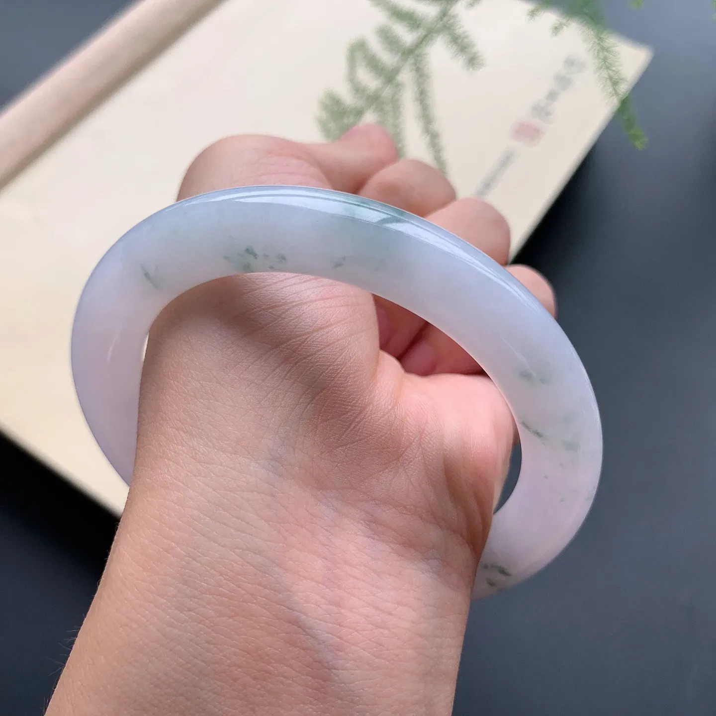 58.5圈口飘花圆条手镯 尺寸：58.5-10，细腻饱满，花色飘逸灵动