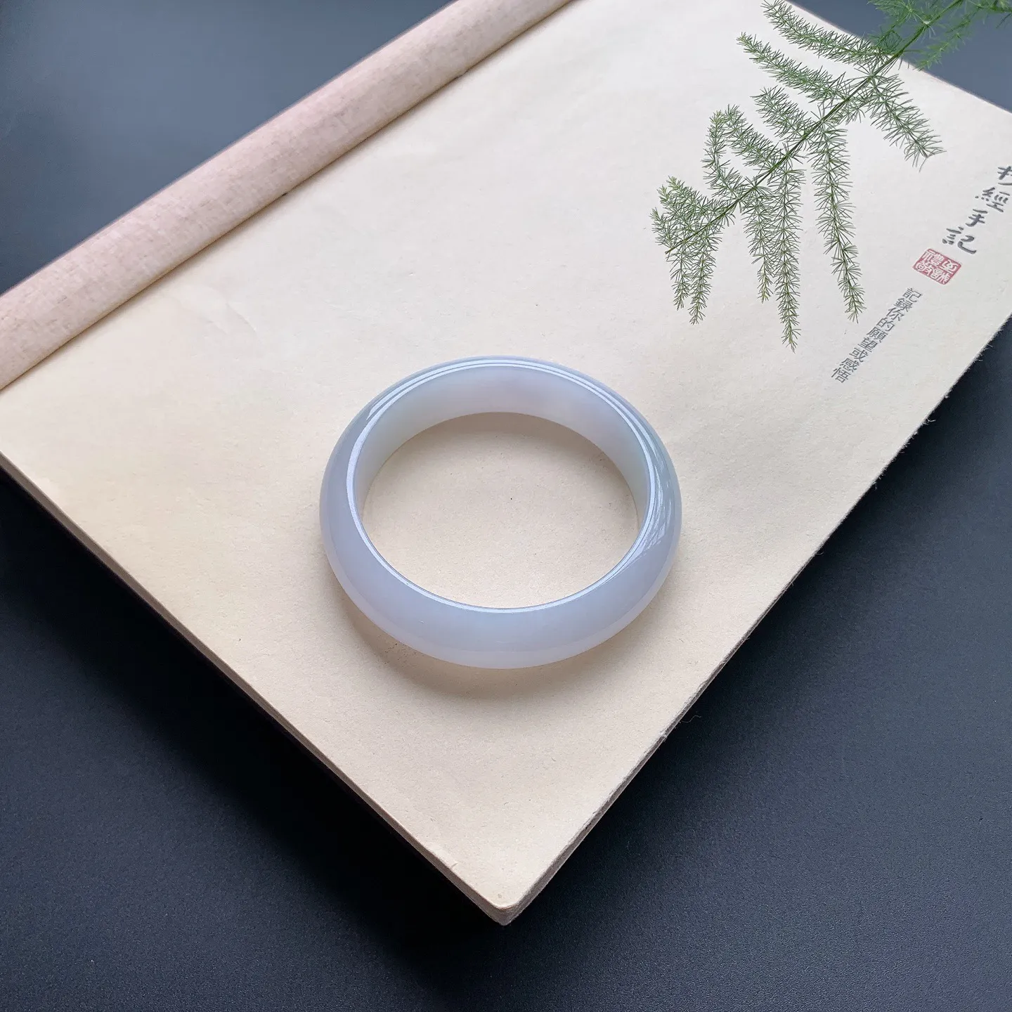 57.3圈口细糯正圈手镯 尺寸：57.3-15-8，无纹裂，细腻釉洁，清爽干净