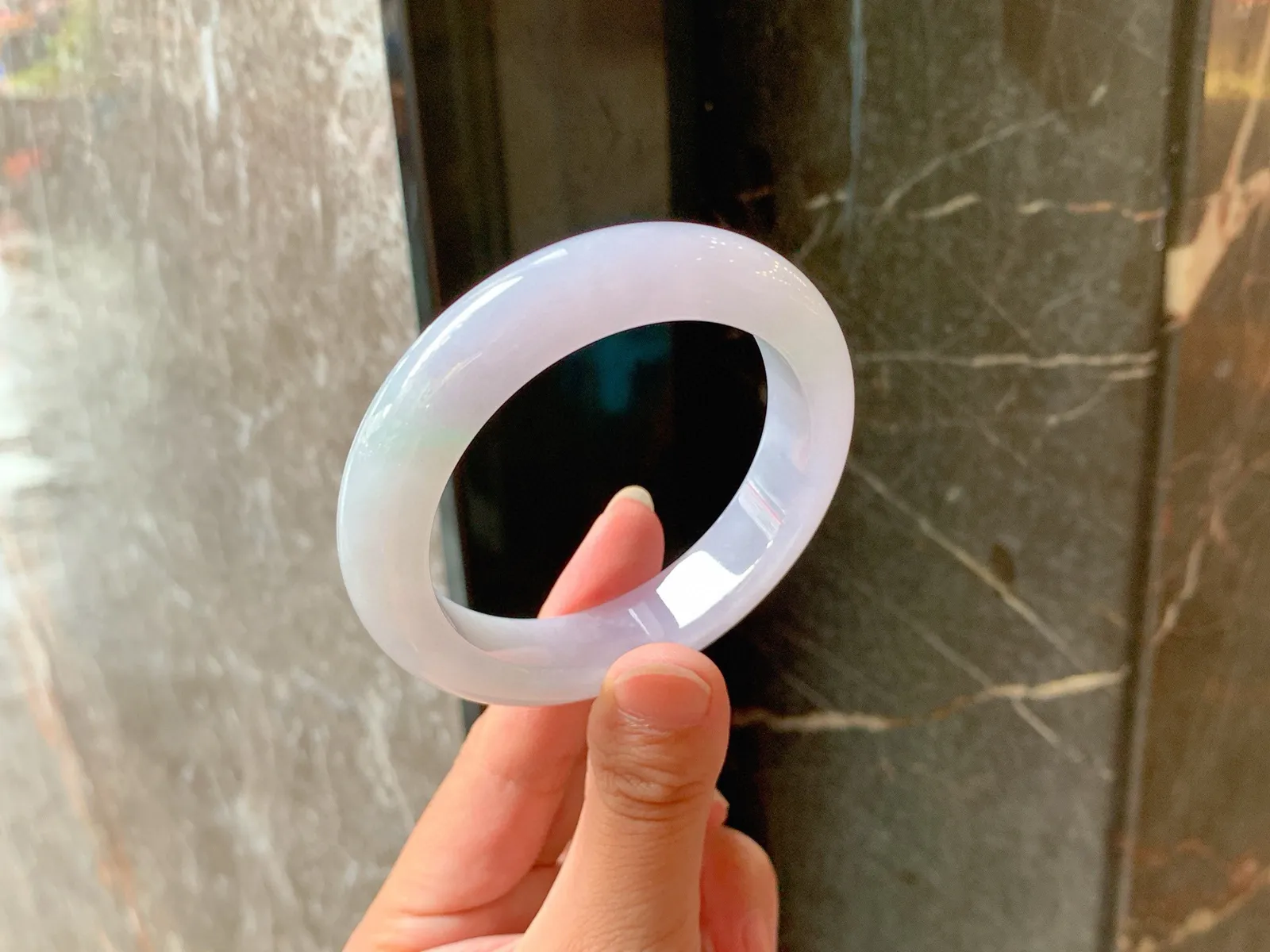 ｜53圈口
淡春彩翡翠手镯，飘丝丝绿花，底子干净，仙气飘飘，