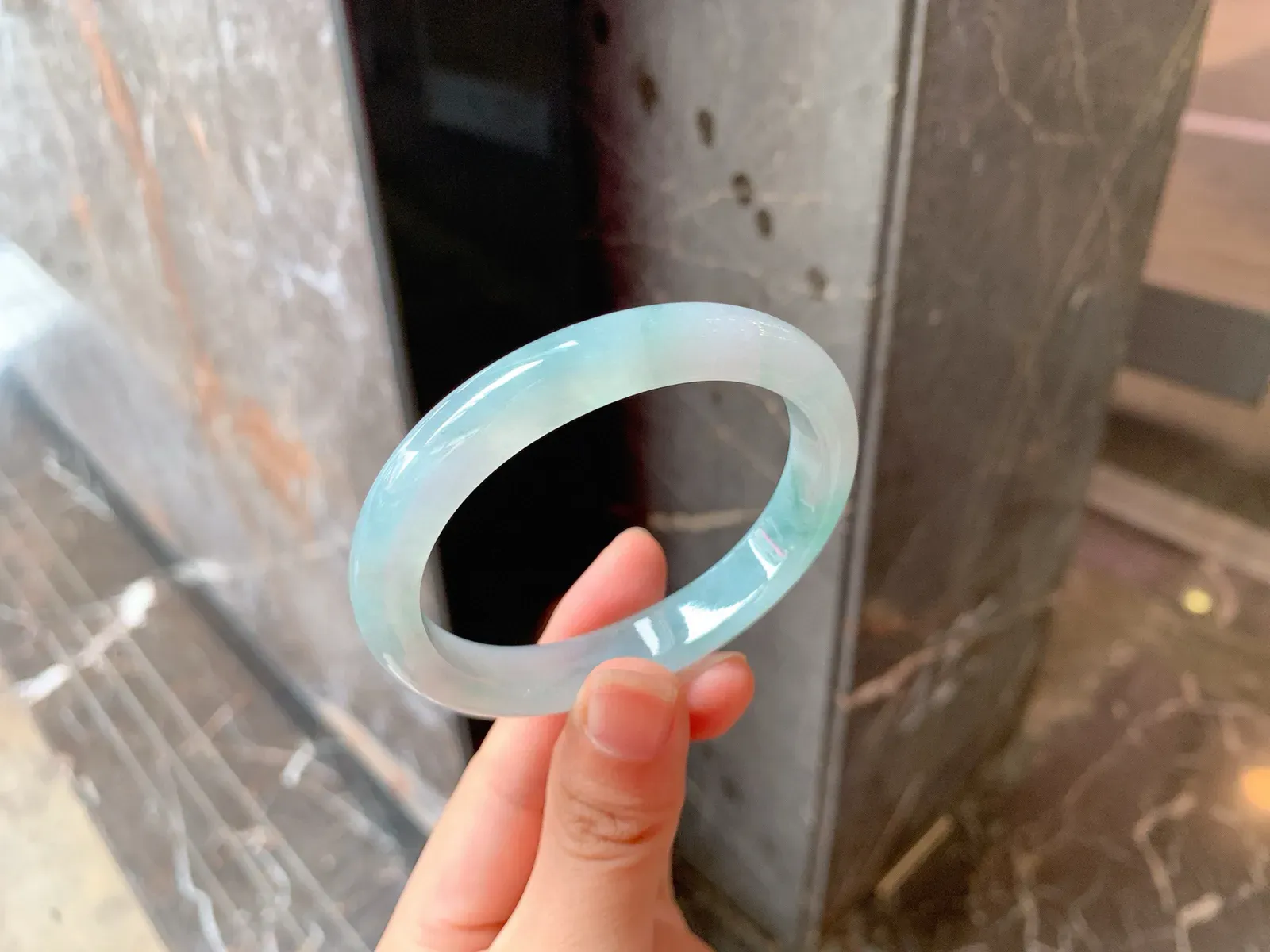 ️｜54圈口
冰晴贵妃手镯，底子细腻，清爽干净