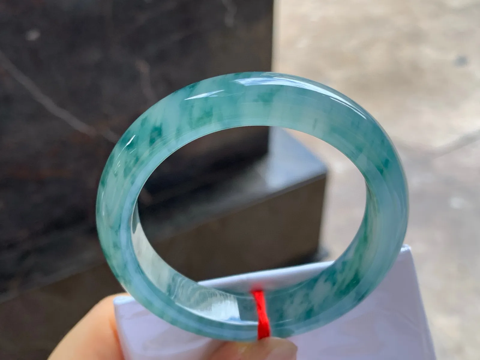 冰飘花手镯
尺寸：51-12.5-8.1mm
种老肉细～飘花浓郁上手漂亮