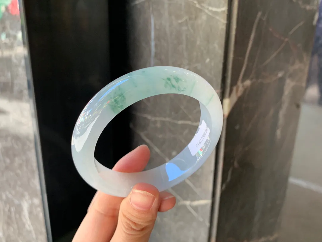 ｜57圈口
冰飘花翡翠手镯，底子细腻，飘蓝绿花，大气上档次，