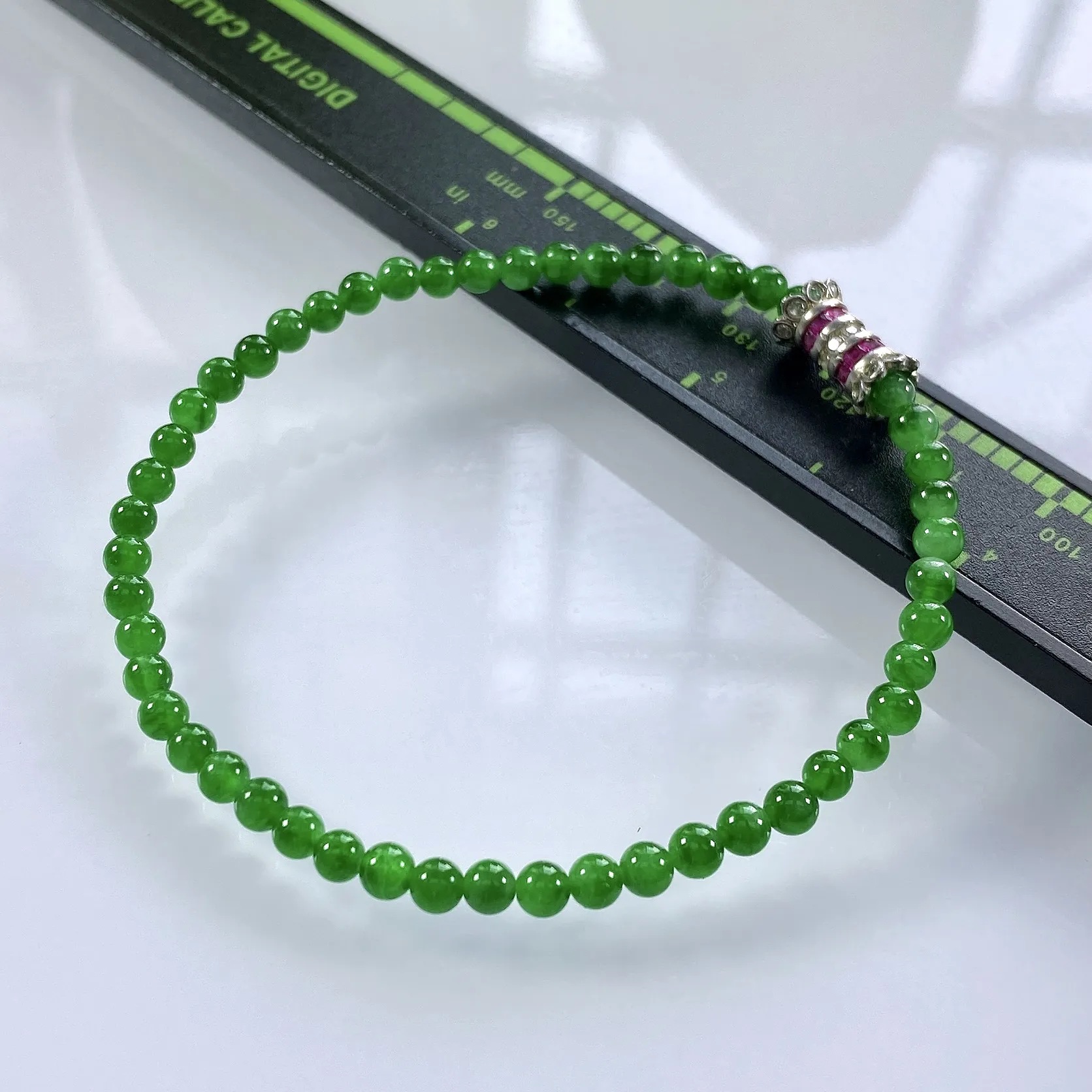 收藏级别，缅甸天然翡翠A货，卡3.6高冰种起胶满绿帝王绿小米珠小圆珠手串手链，尺寸：3.6mm/50颗，长度175mm，重量：4.80g