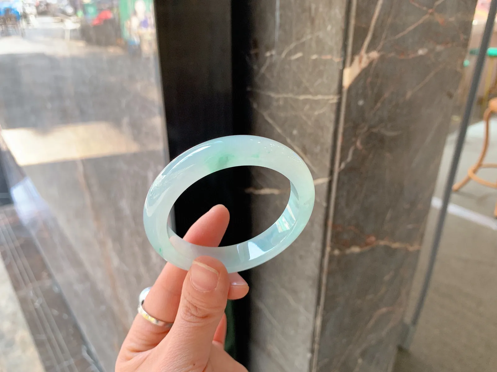 ｜51圈口
飘色翡翠手镯，底子细腻起胶，素雅清新，
