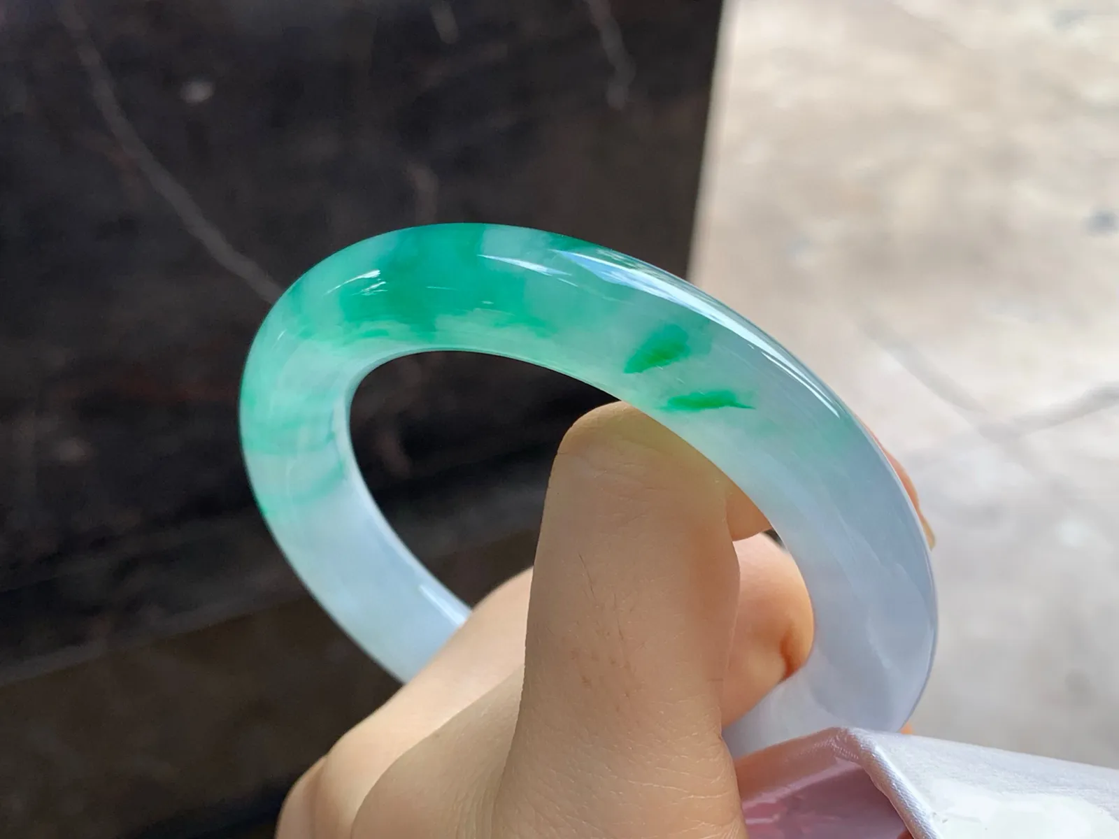 冰种带色圆条手镯
尺寸：55.5-11.8mm
有种有色～品质货