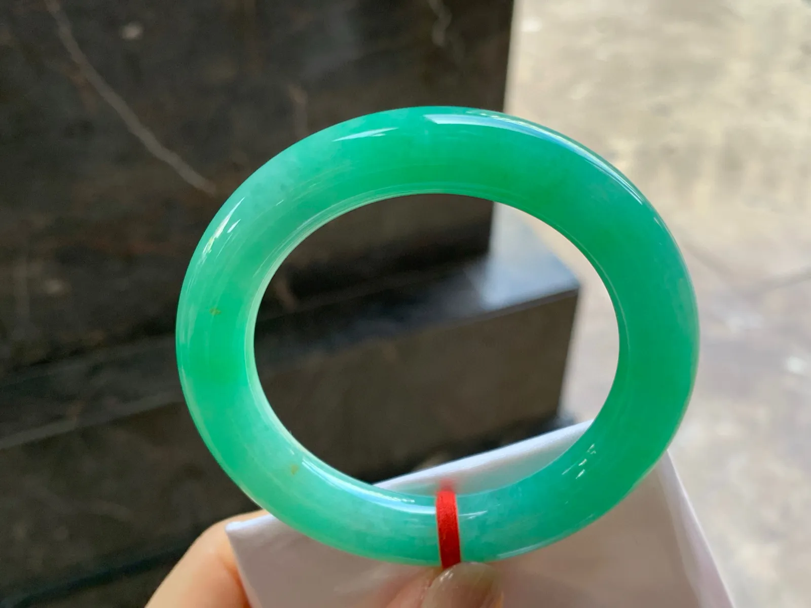 满色圆条手镯
尺寸：54-11.8mm
肉质细腻干净～颜色整圈浓郁均匀上手漂亮