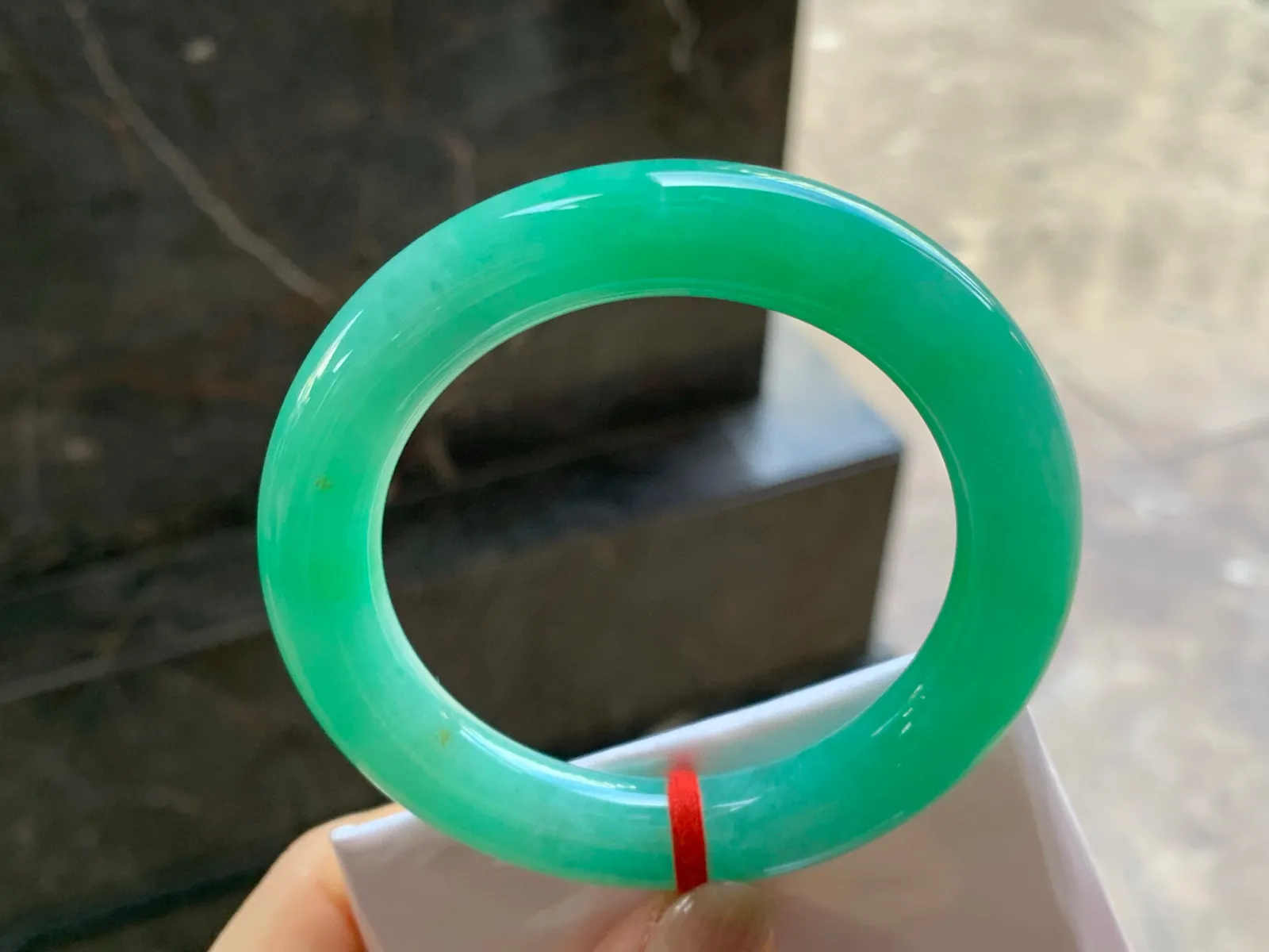 满色圆条手镯
尺寸：54-11.8mm
肉质细腻干净～颜色整圈浓郁均匀上手漂亮