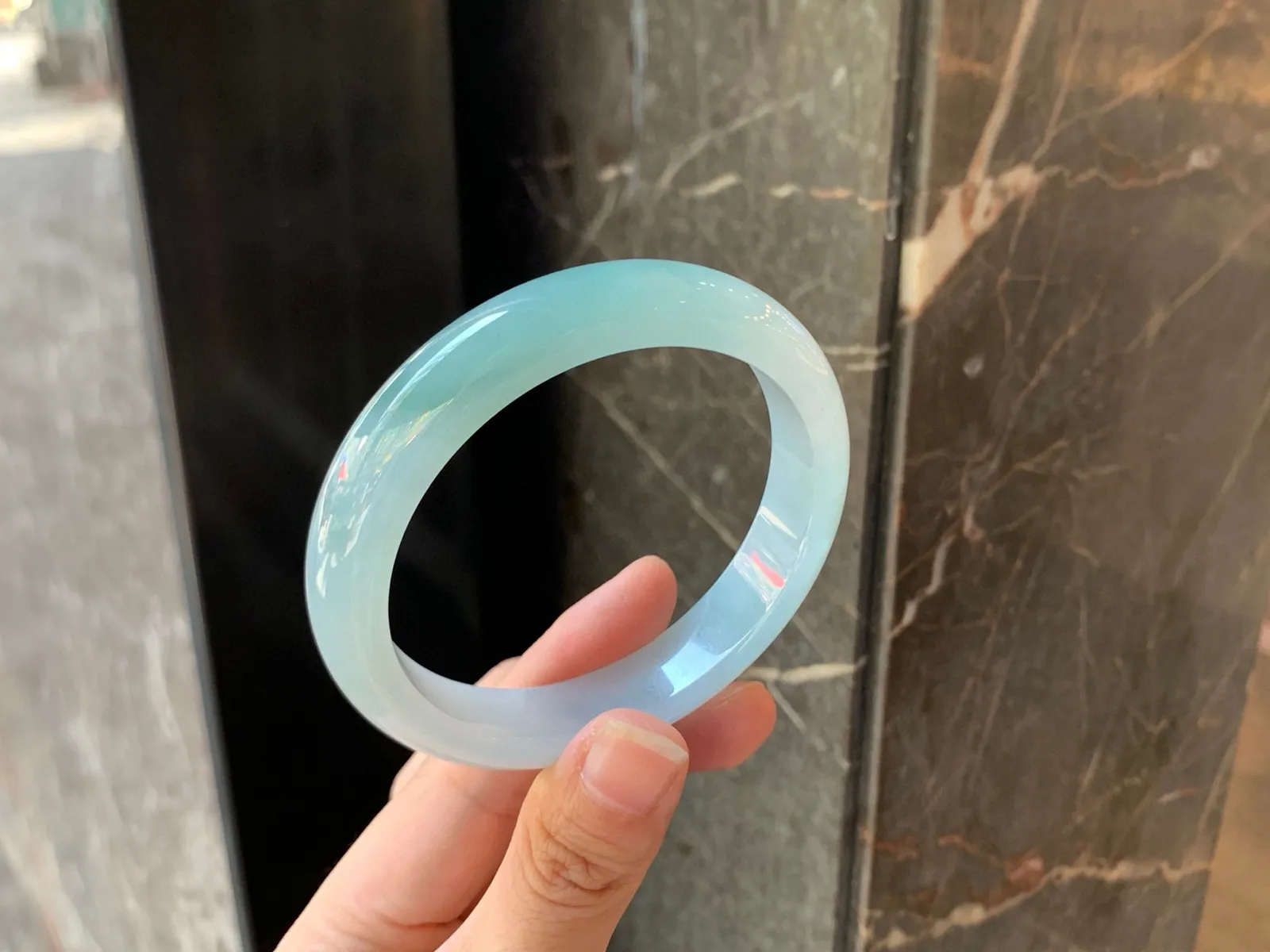 ｜58圈口
青蓝底飘花，若隐若现，底子冰润起胶