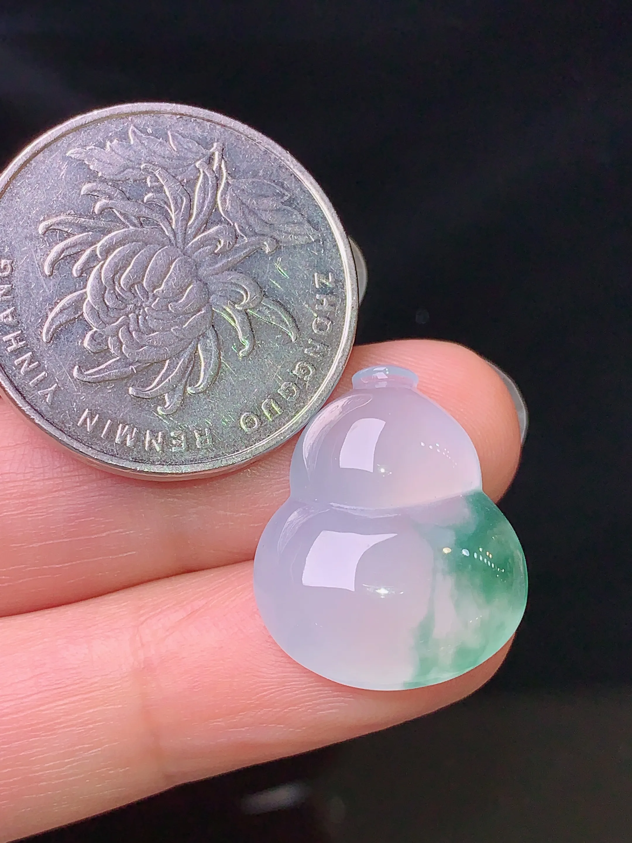 镶嵌款 飘绿葫芦 玉质细腻 色泽艳丽 水润亮眼  整体尺寸20.5*16.7*6