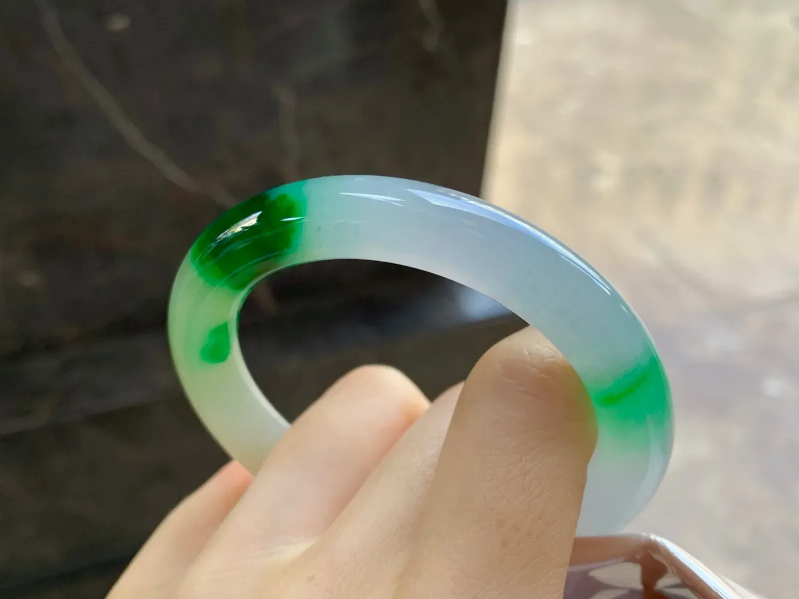 黄加绿圆条手镯
尺寸：51.7-9.5mm
有种有色～颜色漂亮精品小圈口