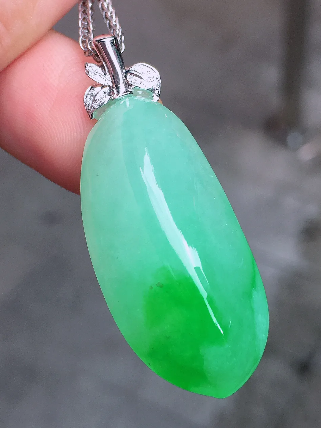 飘绿福瓜吊坠，色泽艳丽，玉质细腻，荧光感超
强，饱满圆润，气质满满。18k
金豪华镶嵌