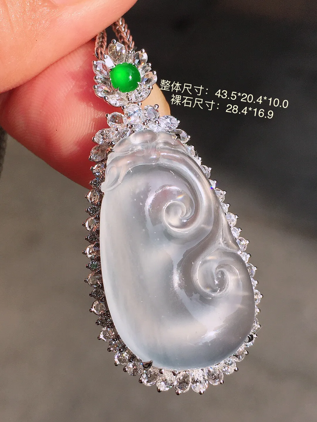 冰种如意吊坠，玉质细腻，荧光感超
强，饱满圆润，气质满满。18k
金豪华镶嵌