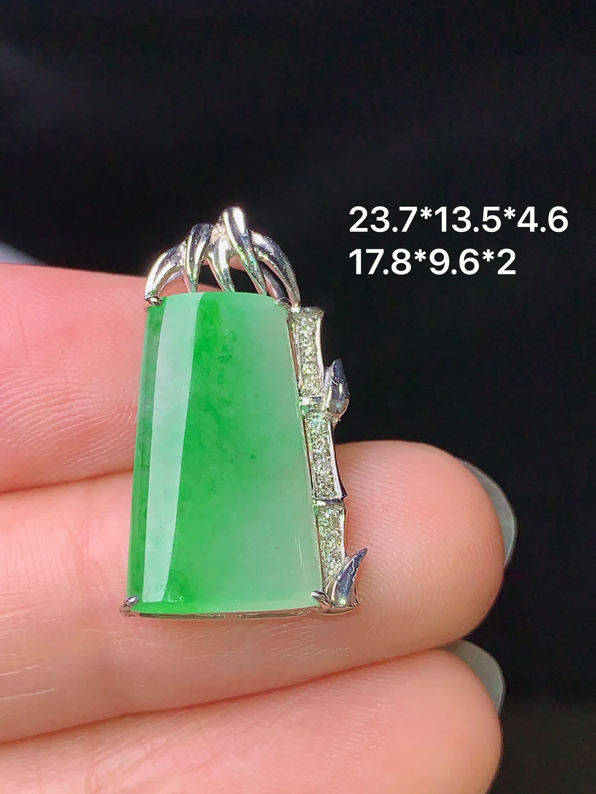 18k金钻镶嵌翠绿无事牌吊坠 玉质细腻 色泽艳丽 水润亮眼  整体尺寸23.7*13.5*4.6