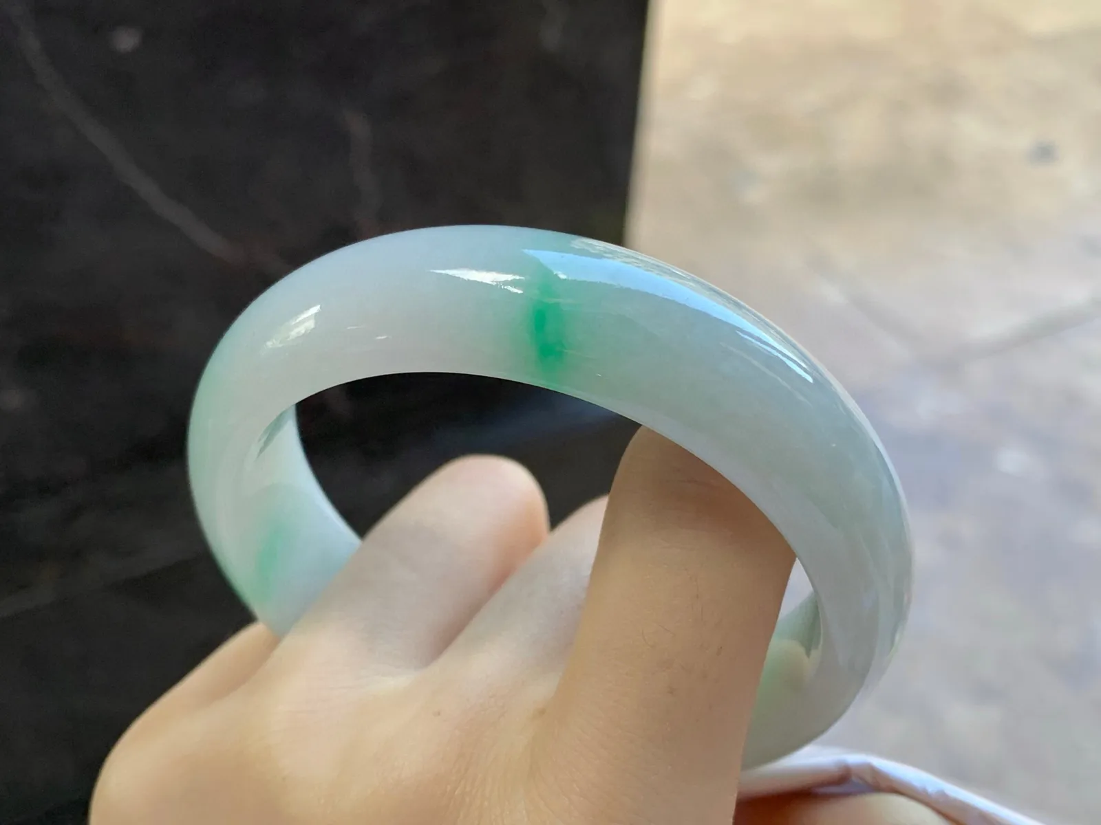 带色宽版手镯
尺寸：58.6-16.6-8.6mm
底子细腻干净～版型大气