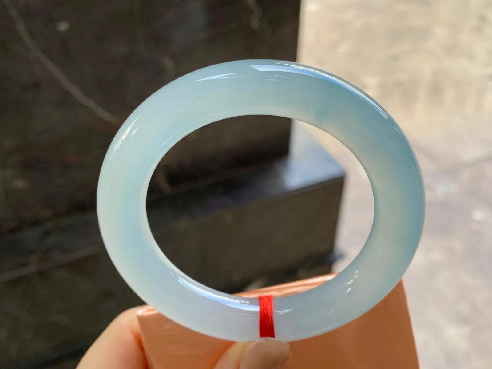 冰种圆条手镯
尺寸：55-11.4mm
种老肉细～纯纯的