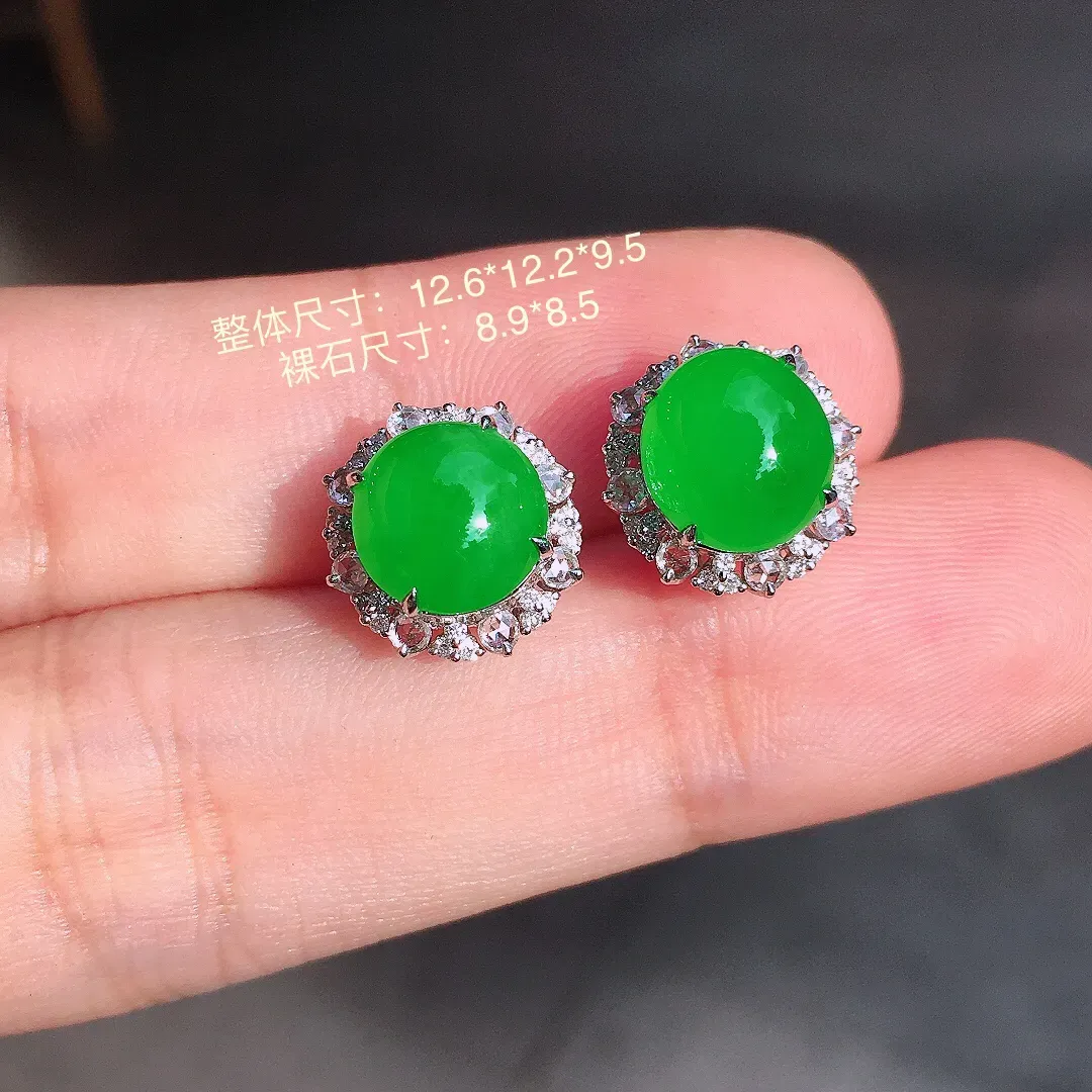 阳绿蛋面耳钉，色泽均匀艳丽，玉质细腻，荧光感超
强，饱满圆润，气质满满。18k
金豪华镶嵌