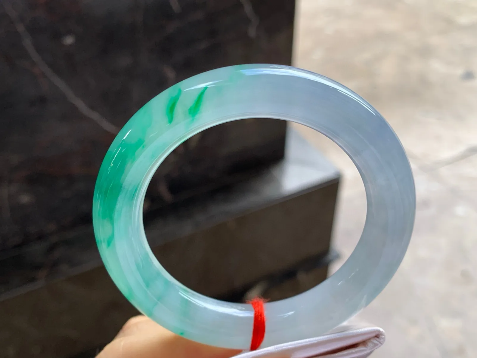 冰种带色圆条手镯
尺寸：55.5-11.8mm
有种有色～品质货