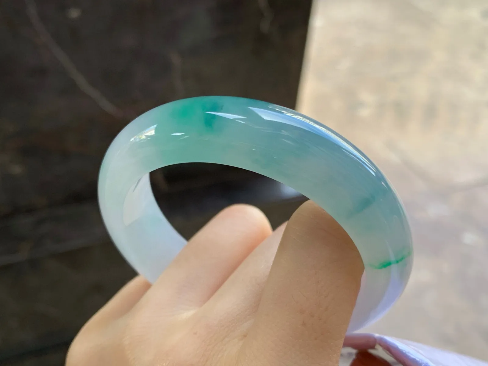 冰飘绿花宽版手镯
尺寸：55.5-15-8.7mm
种水好 绿花点缀