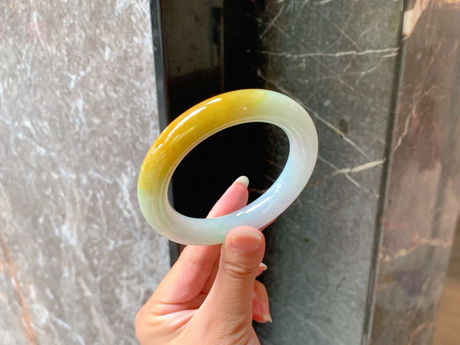 ｜56圈口
冰黄翡福镯，条粗12.1，一截满满的鸡油黄，艳丽夺目，底色飘绿带春，细腻干净，
