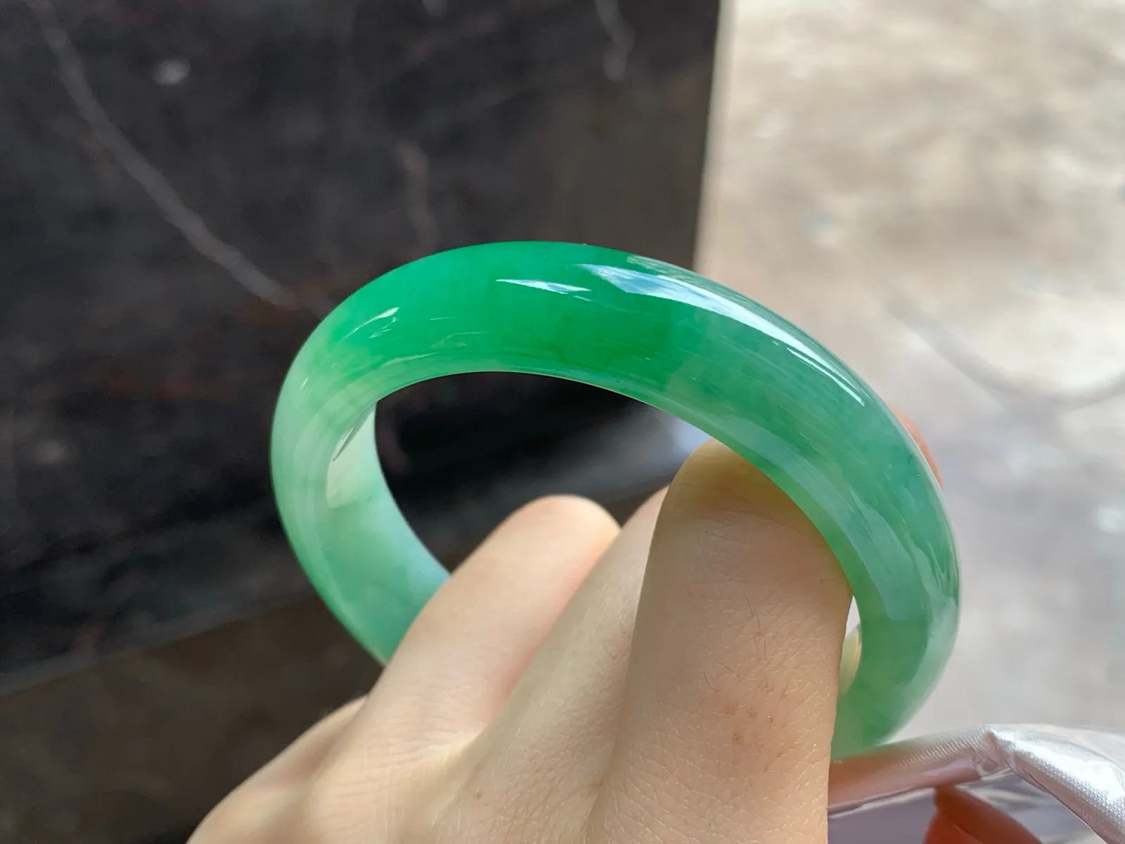 芙蓉绿手镯
尺寸：52.8-12.6-7.8mm
肉质细腻～绿色浓郁上手好看