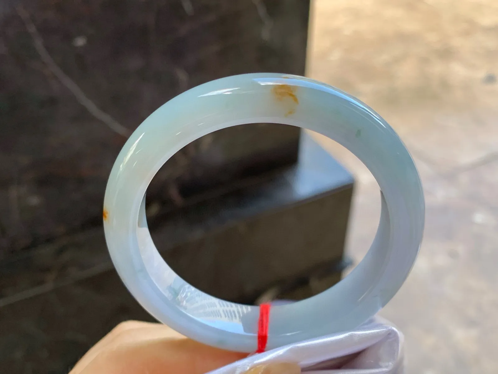 飘黄翡手镯
尺寸：56-12.5-8.6mm
底子细腻～有特色
