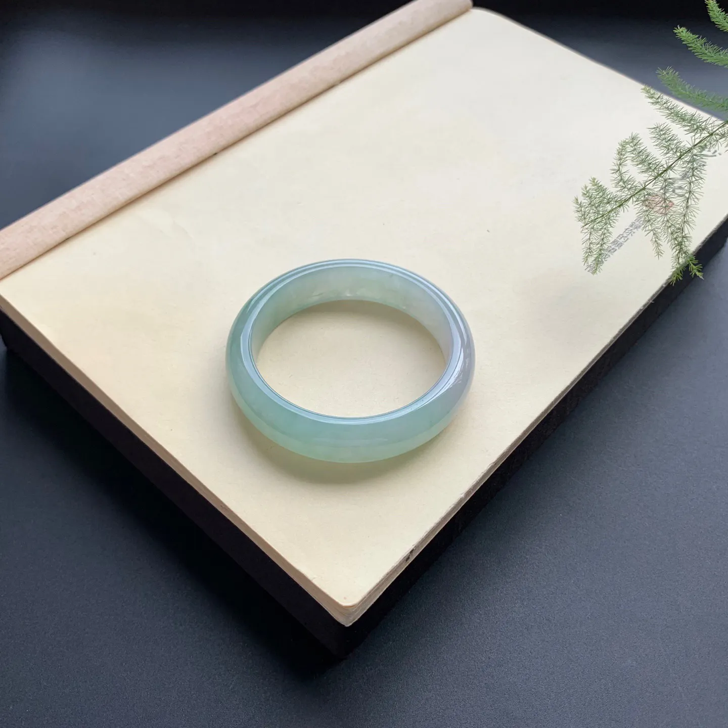 55.8圈口飘绿正圈手镯 尺寸：55.8-15-8.2，无纹裂，水润起胶，色泽亮丽