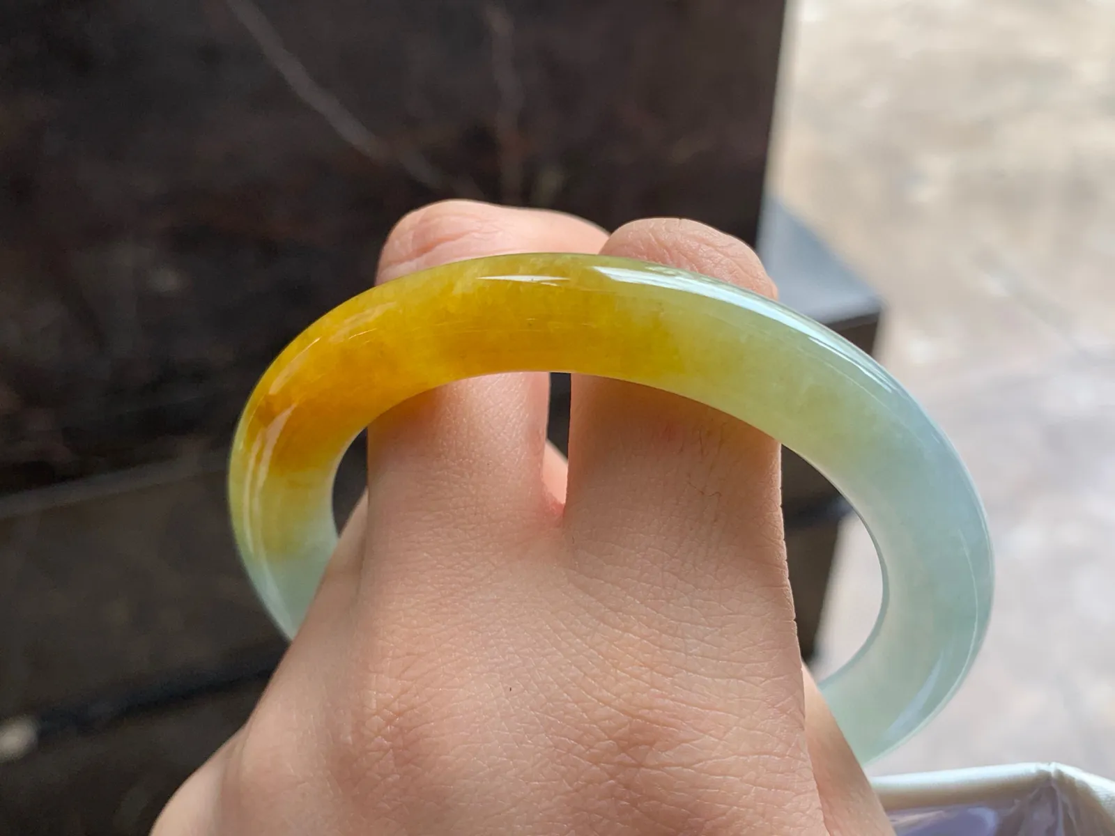 56.5-9.5-10.4

黄翡圆条手镯^_^颜色浓郁 鲜艳 起光细腻