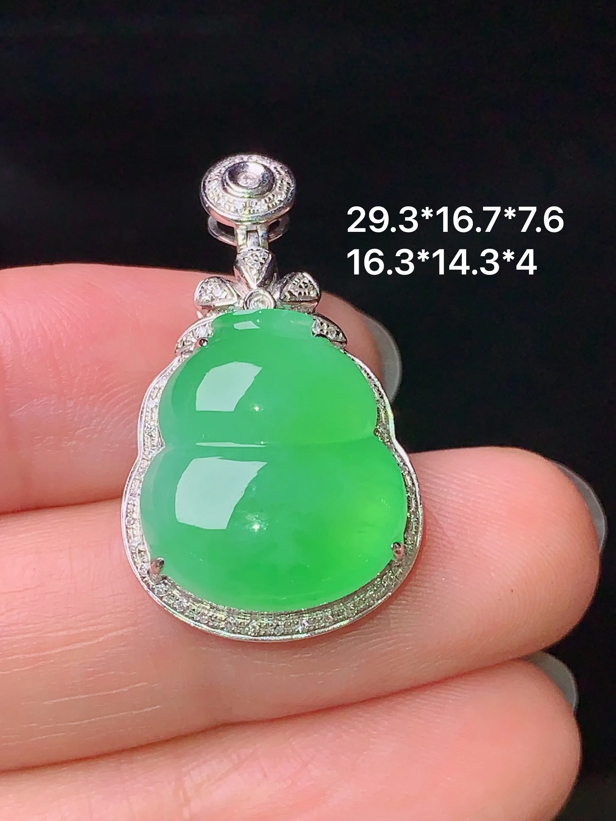 18k金钻镶嵌翠绿葫芦吊坠 玉质细腻 色泽艳丽 水润亮眼  整体尺寸29.3*16.7*7.6