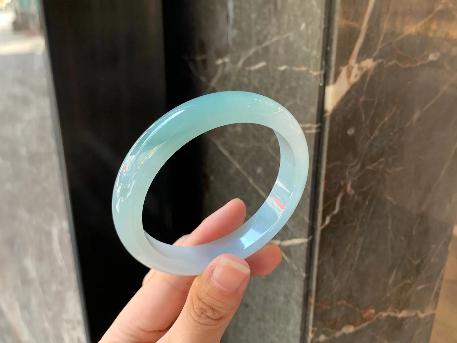 ｜58圈口
青蓝底飘花，若隐若现，底子冰润起胶