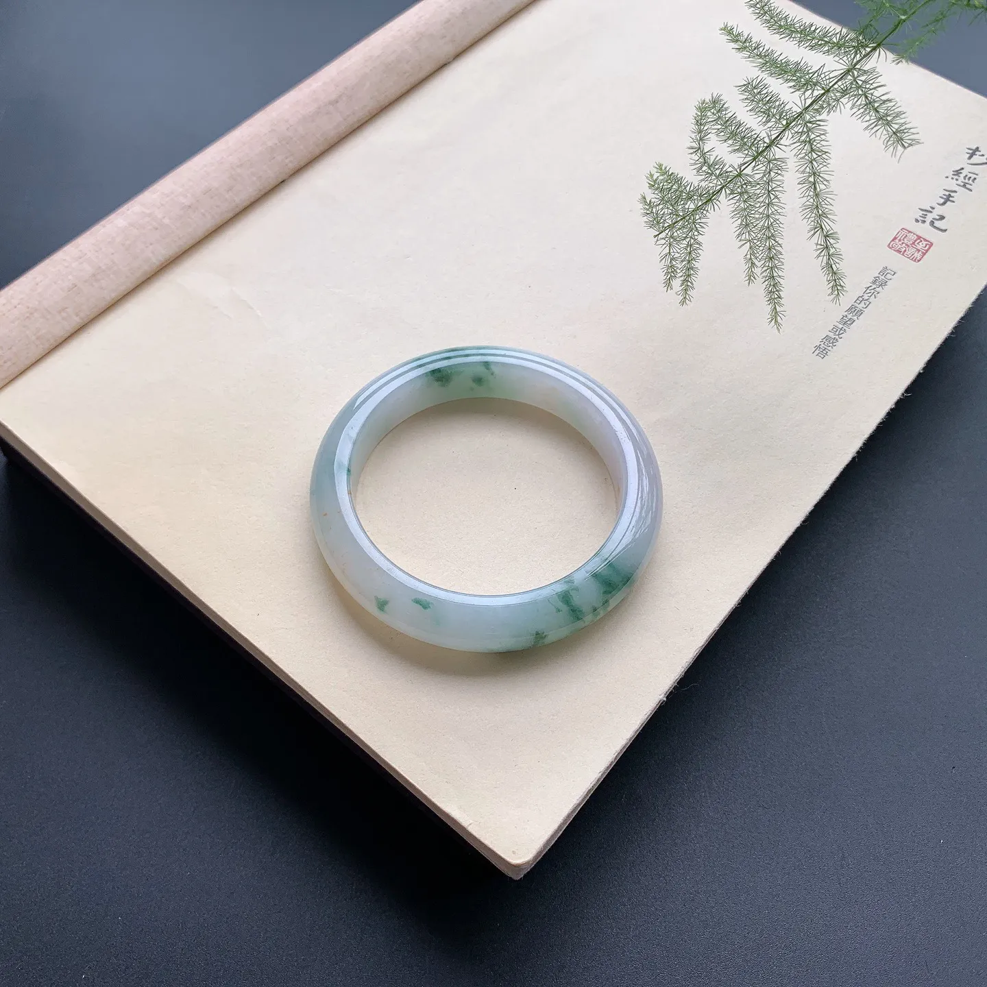 57圈口飘花正圈手镯 尺寸：57-12-8.6，无纹裂，花色浓郁，细腻光滑