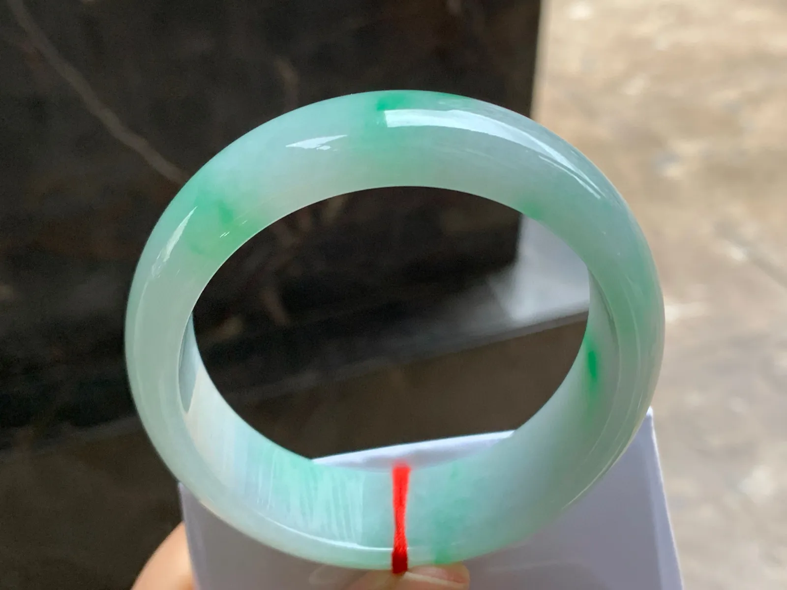 58-19-8.2

带色宽版手镯^_^玉质温润 肉质细腻 色阳