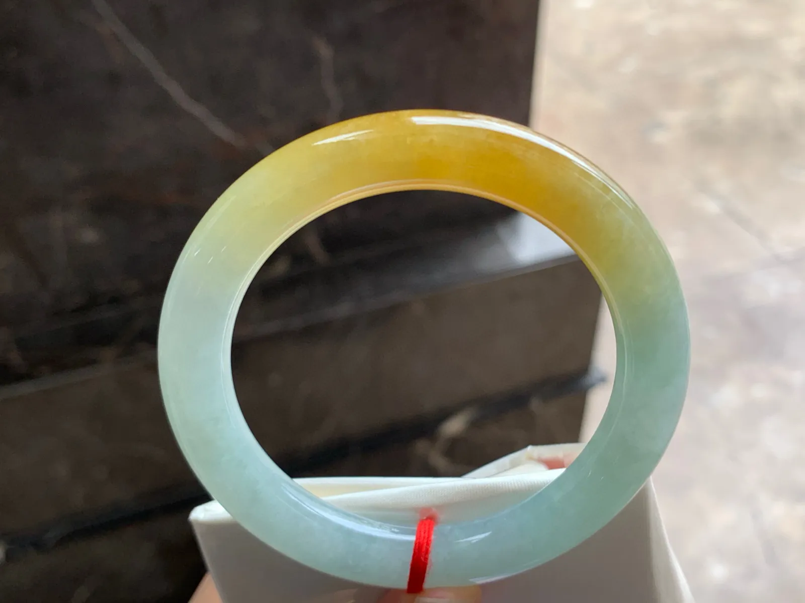 56.5-9.5-10.4

黄翡圆条手镯^_^颜色浓郁 鲜艳 起光细腻