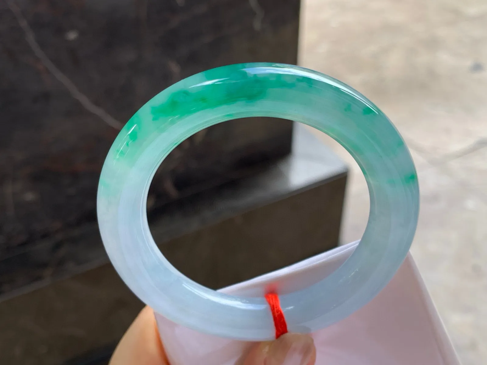 冰种带色圆条手镯
尺寸：55.5-11.8mm
有种有色～品质货