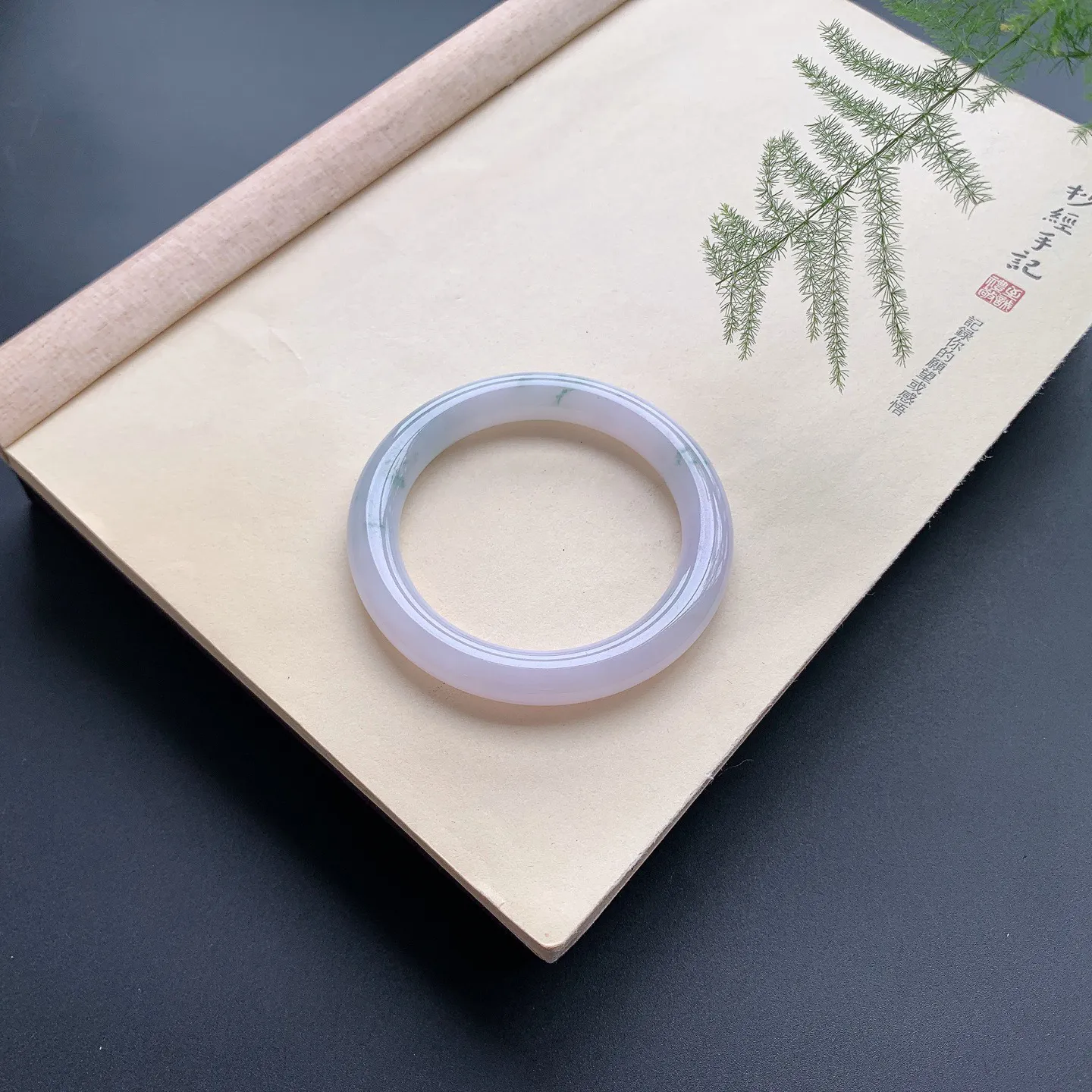 58.5圈口飘花圆条手镯 尺寸：58.5-10，细腻饱满，花色飘逸灵动
