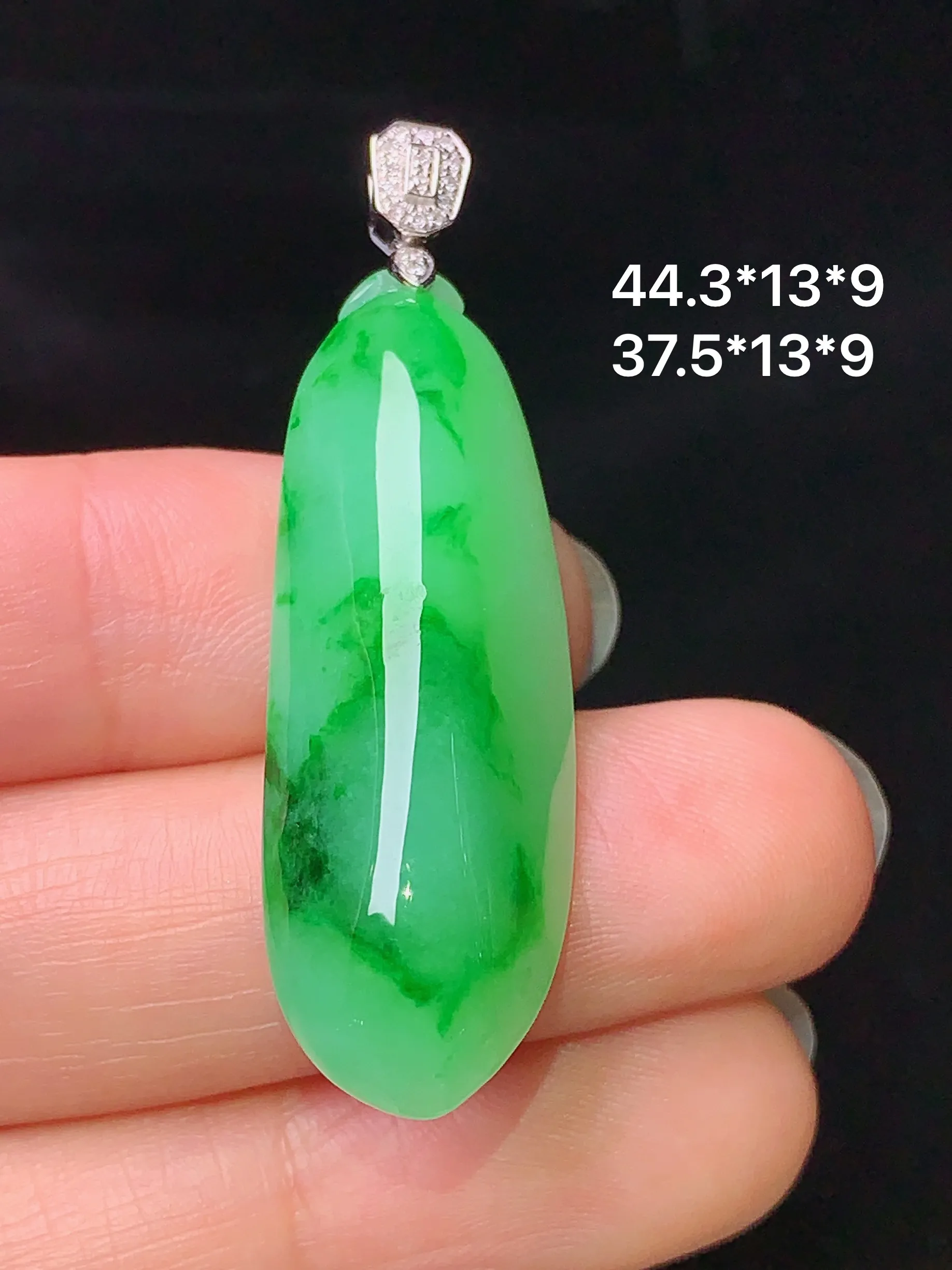 18k金钻镶嵌翠绿福瓜吊坠 玉质细腻 色泽艳丽 水润亮眼  整体尺寸44.3*13*9