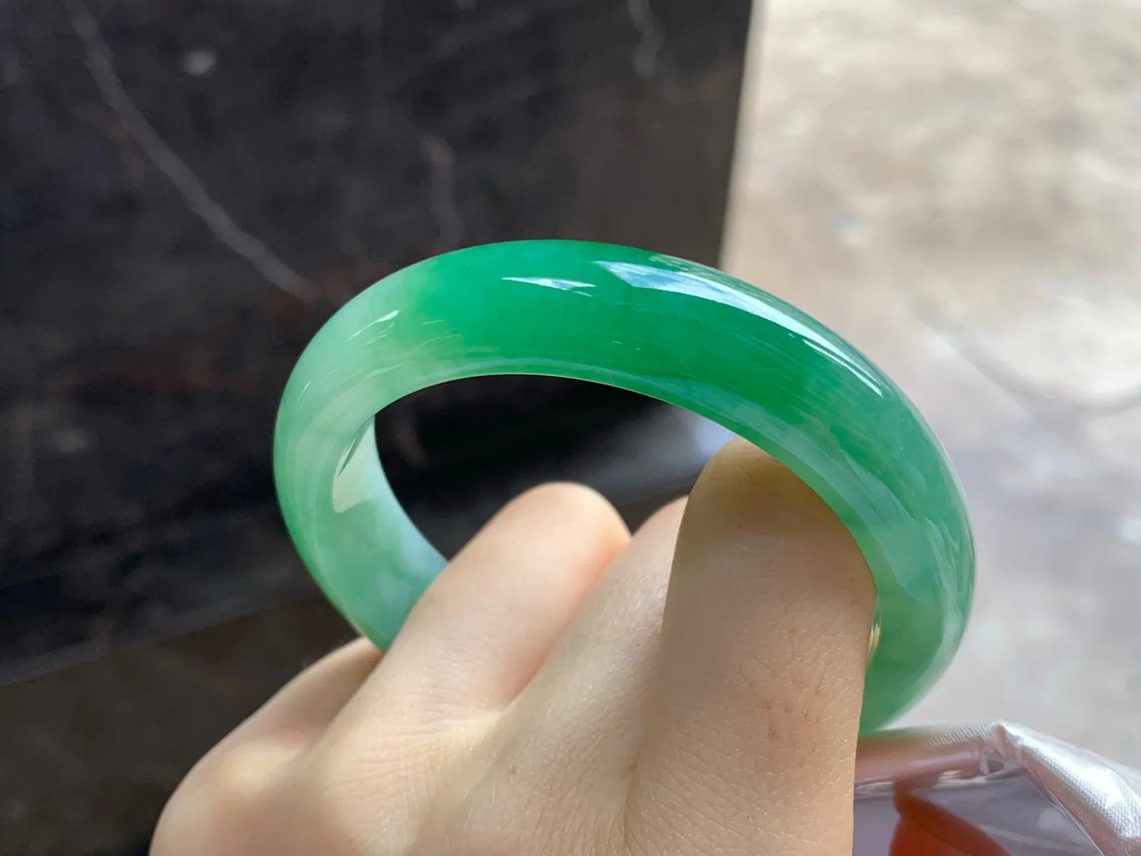 芙蓉绿手镯
尺寸：52.8-12.6-7.8mm
肉质细腻～绿色浓郁上手好看