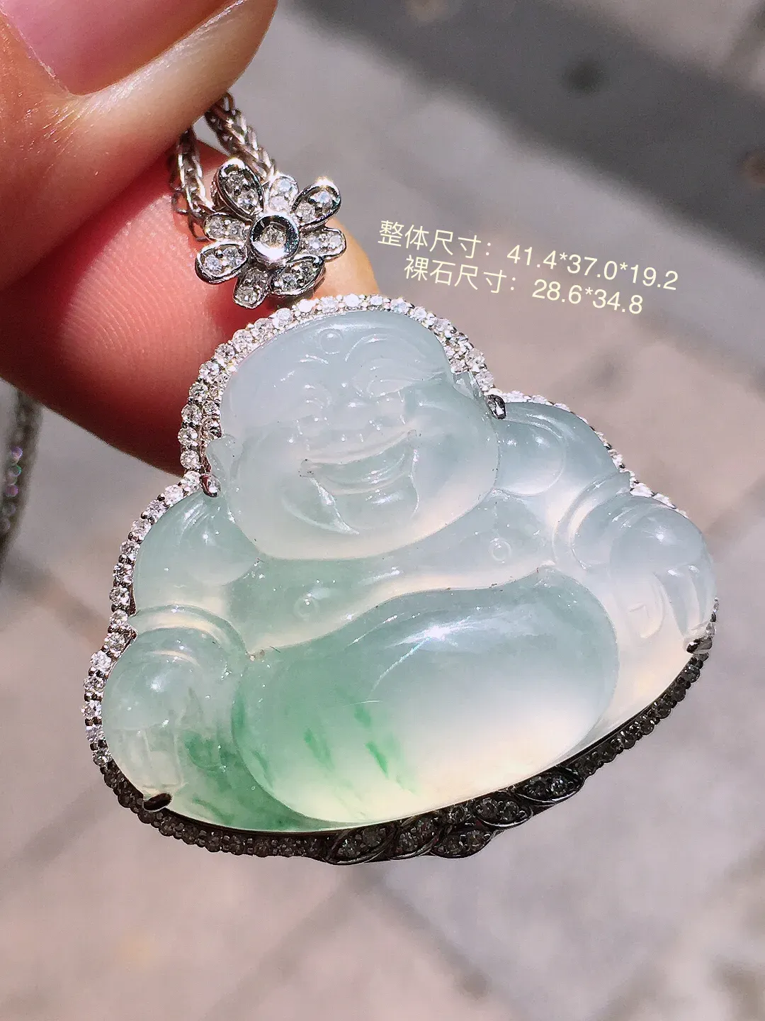 飘绿佛公吊坠，色泽艳丽，玉质细腻，荧光感超
强，饱满圆润，气质满满。18k
金豪华镶嵌