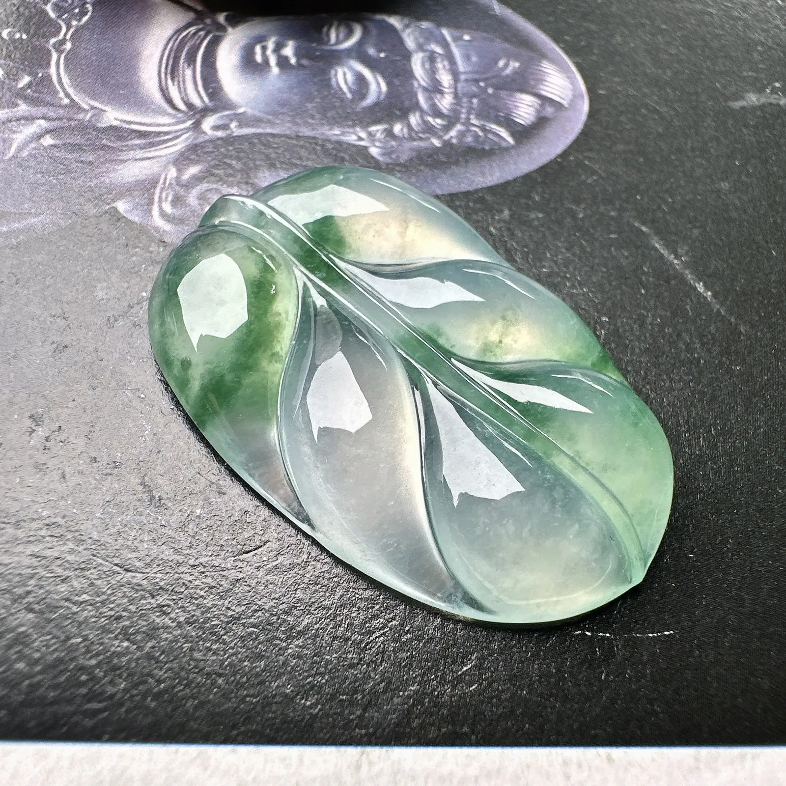【冰种飘花叶子】金枝玉叶，质地细腻，冰润透亮，光泽出众。