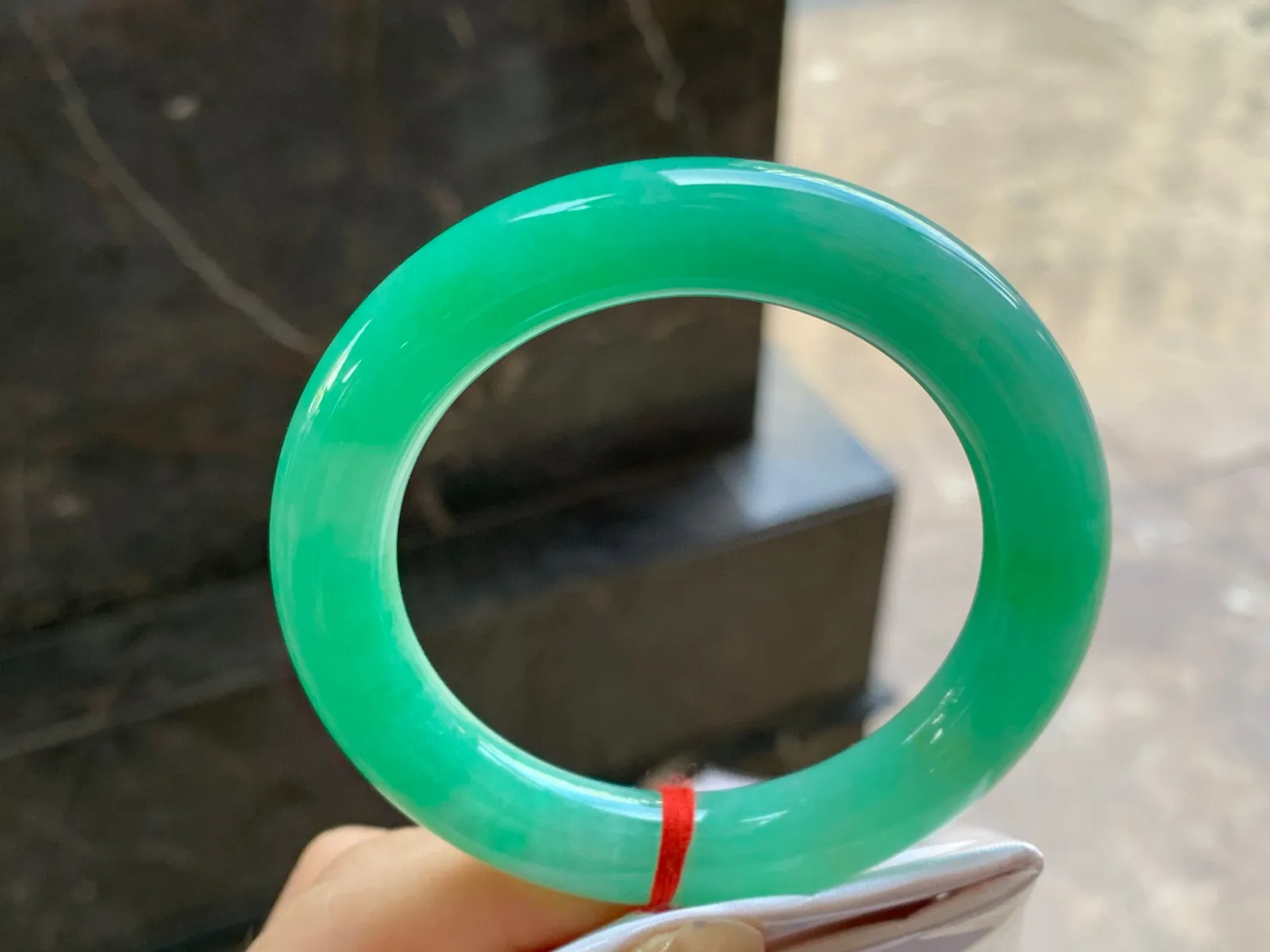 满色圆条手镯
尺寸：54-11.8mm
肉质细腻干净～颜色整圈浓郁均匀上手漂亮