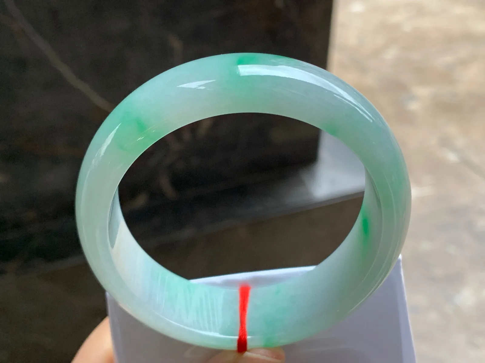 58-19-8.2

带色宽版手镯^_^玉质温润 肉质细腻 色阳