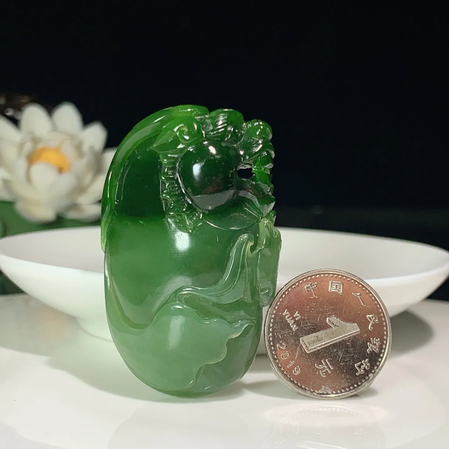 和田玉菠菜绿俄罗斯碧玉富贵长寿挂件。尺寸49.8/31.5/17.6重40.5克 玉质细腻油润 底色纯净 脂粉好，品质好。lt250830