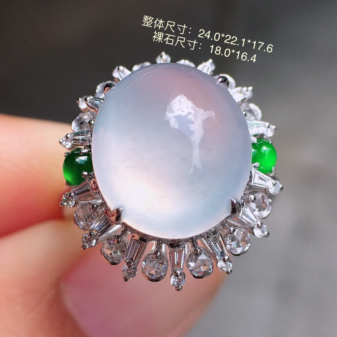 冰种蛋面戒指，玉质细腻，荧光感超
强，饱满圆润，气质满满。18k
金豪华镶嵌