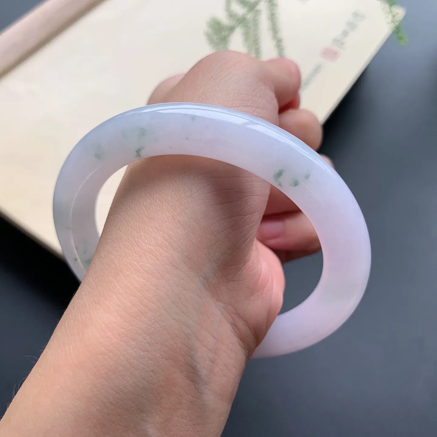 58.5圈口飘花圆条手镯 尺寸：58.5-10，细腻饱满，花色飘逸灵动