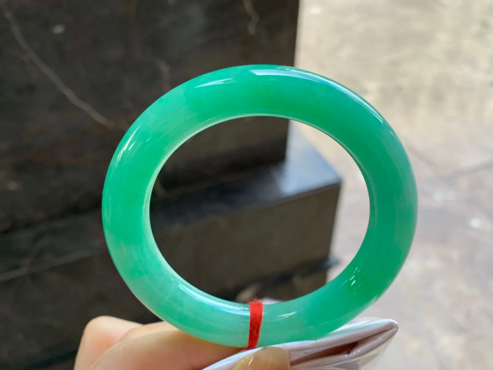 满色圆条手镯
尺寸：54-11.8mm
肉质细腻干净～颜色整圈浓郁均匀上手漂亮