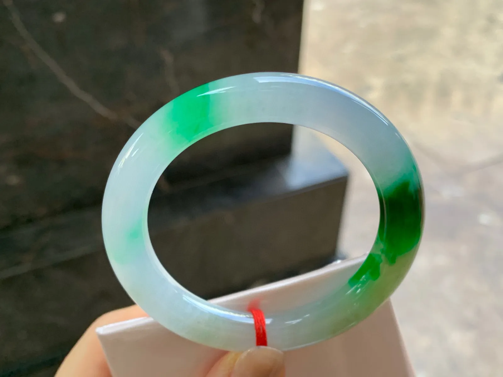 黄加绿圆条手镯
尺寸：51.7-9.5mm
有种有色～颜色漂亮精品小圈口