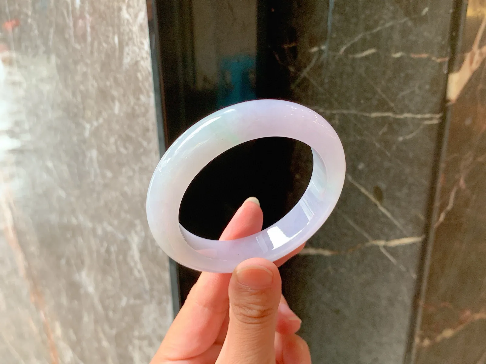 ｜53圈口
淡春彩翡翠手镯，飘丝丝绿花，底子干净，仙气飘飘，